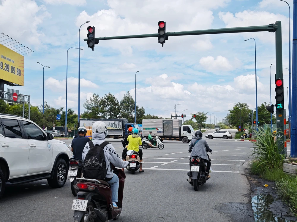 Hướng từ đường Tố Hữu về đường Mai Chí Thọ không còn đèn số đếm lùi. Ảnh: Đ.T