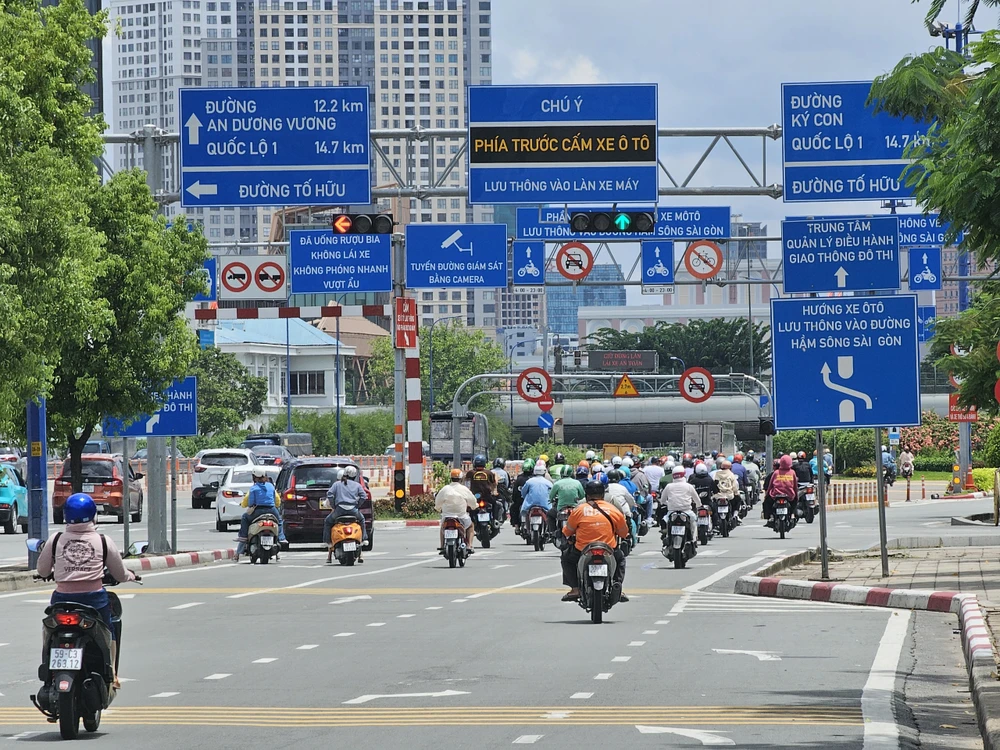 Nút giao Mai Chí Thọ - Tố Hữu đang triển khai thí điểm không sử dụng đèn số đếm lùi. Ảnh: Đ.T