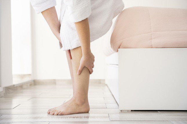 Việc ngồi nhiều khiến cơ chân không hoạt động. Tình trạng này kéo dài sẽ khiến cơ bắp yếu đi làm tăng nguy cơ thiểu cơ hoặc mất cơ.