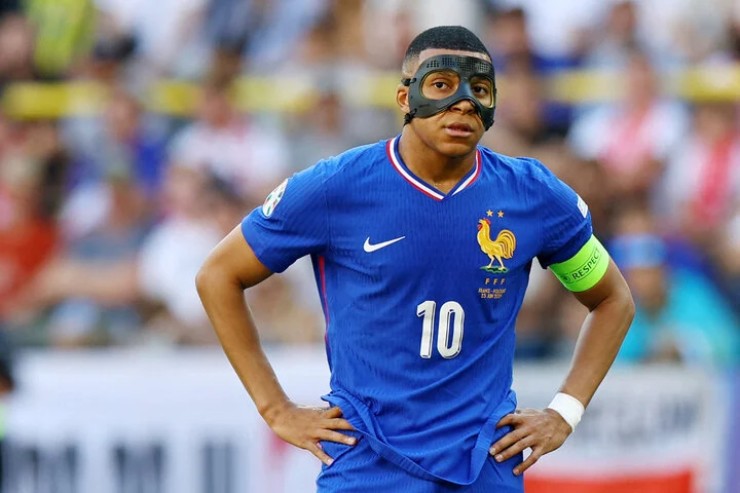 Mbappe thi đấu với mặt nạ bảo vệ