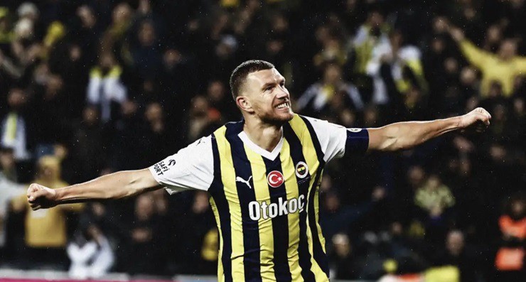 Dzeko khó trụ lại&nbsp;Fenerbahce dưới thời HLV Mourinho