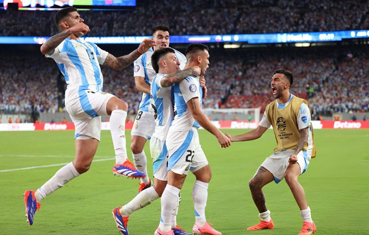 Argentina celebrates a goal in the last minutes