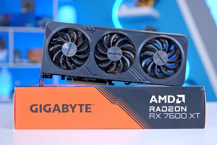 Gigabyte AMD Radeon RX 7600 XT Gaming OC 16G is equipped with up to 3 air cooling fans.