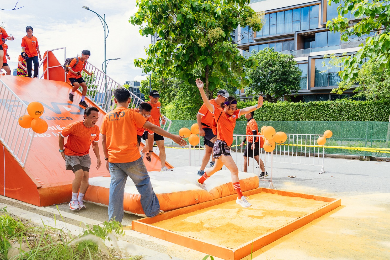 Các runner in dấu bước chân đầy sắc cam trên đường chạy.