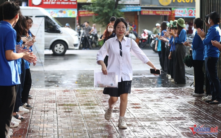 Lực lượng sinh viên tình nguyện tại điểm thi Trường THPT Việt Đức động viên các thí sinh trước giờ thi. Ảnh: Phạm Hải