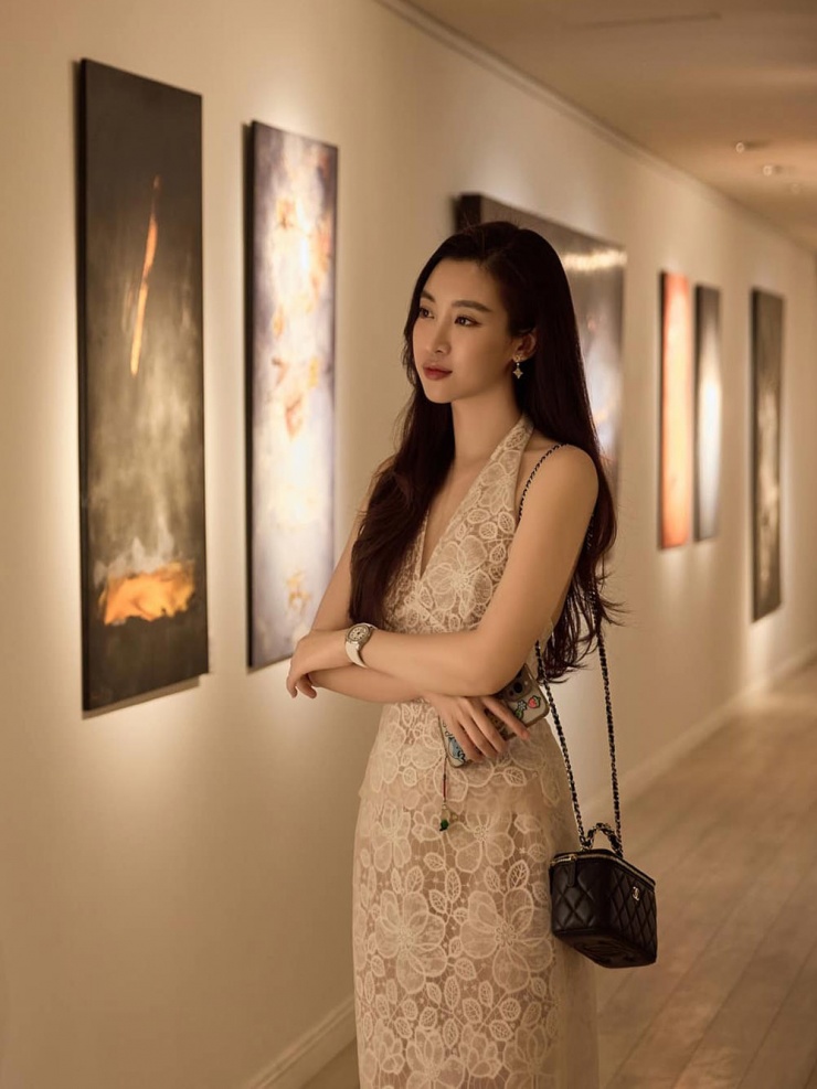 Trước đó ít ngày, Đỗ Mỹ Linh cũng lên đồ đậm chất quý cô tới một triển lãm tại Hà Nội.