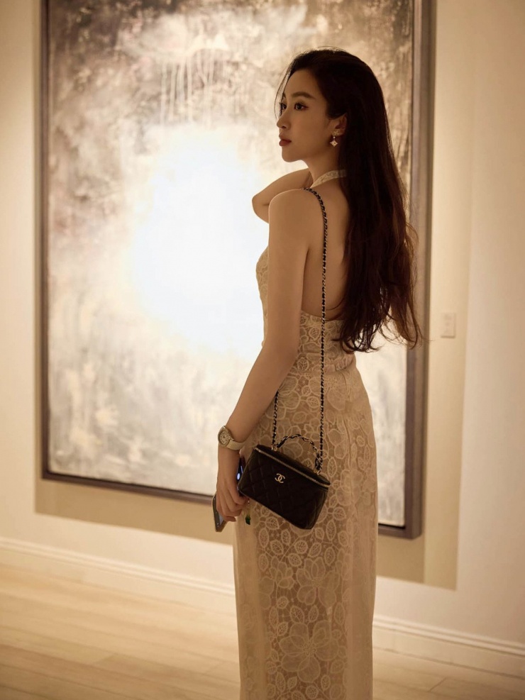 Thiết kế chiết eo, cổ chữ V và khoét lưng sâu giúp Hoa hậu Việt Nam 2016 nhận được 