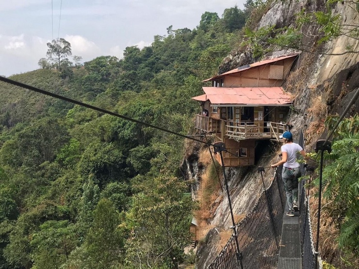 Căn nhà gỗ nằm cheo leo trên vách núi đá. Ảnh: Tripadvisor