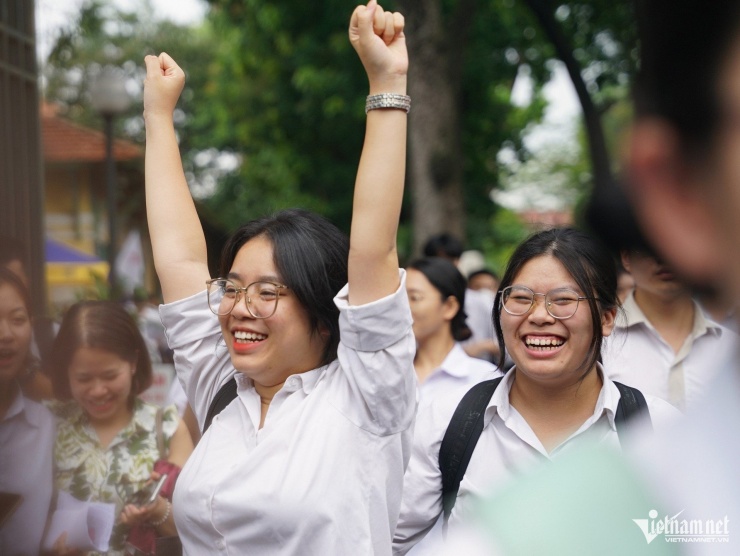 Sáng 27/6, kết thúc giờ làm bài thi Ngữ văn, rất nhiều thí sinh bước ra ngoài với tâm trạng phấn chấn. Hình ảnh tại cổng Trường THPT Chu Văn An, Ba Đình, Hà Nội. Ảnh: Khánh Linh.