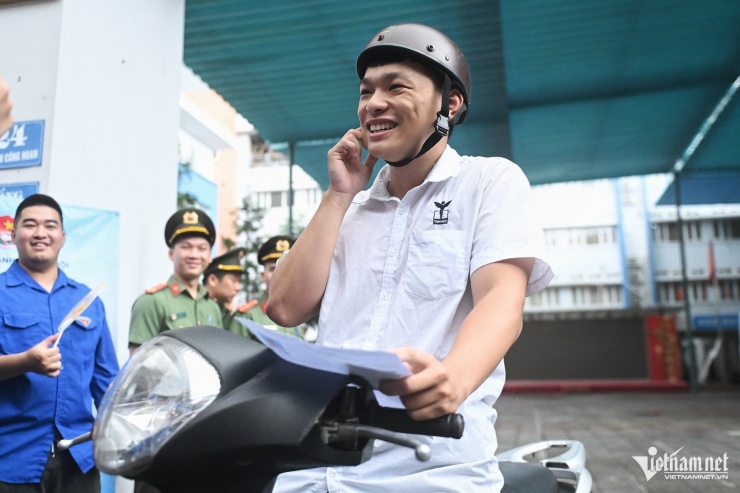 Anh Khôi, thí sinh đầu tiên ra khỏi điểm thi THCS Phan Chu Trinh, khoe: “Tình cờ, tối qua em ôn bài Đất nước, hôm nay trúng tủ luôn”. Ảnh: Thạch Thảo.