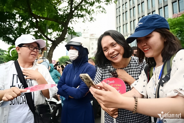 Ngay khi biết đề thi Văn vào bài "Đất nước", nhiều phụ huynh thở phào và vui mừng vì đây là tác phẩm nằm trong những phần các sĩ tử đã lường trước. "Cháu nhà tôi chỉ lo nhất là tác phẩm "Người lái đò sông Đà", còn lại đã ôn tập kỹ", phụ huynh chia sẻ. Ảnh: Nguyễn Huế.