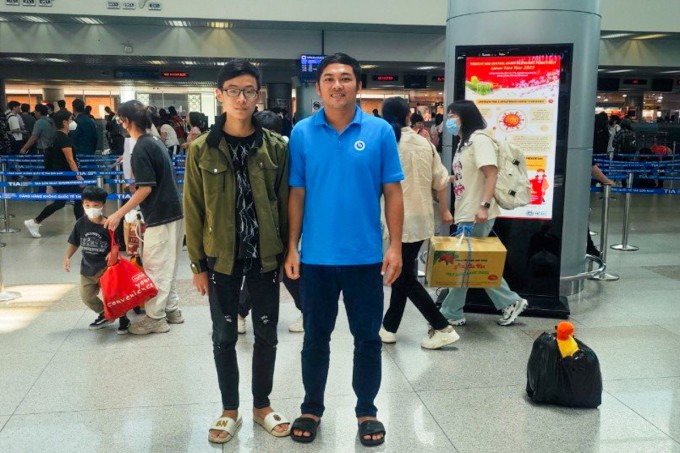 Zheng Huanyi (trái) cùng anh Hà Tuấn Minh ở Tân Sơn Nhất trước khi đáp máy bay tới Trung Quốc. Ảnh: Minh Bằng