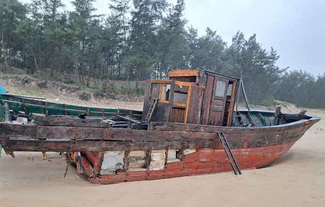 Chiếc tàu gỗ trôi dạt vào bờ biển Quảng Trị sẽ được tiêu hủy