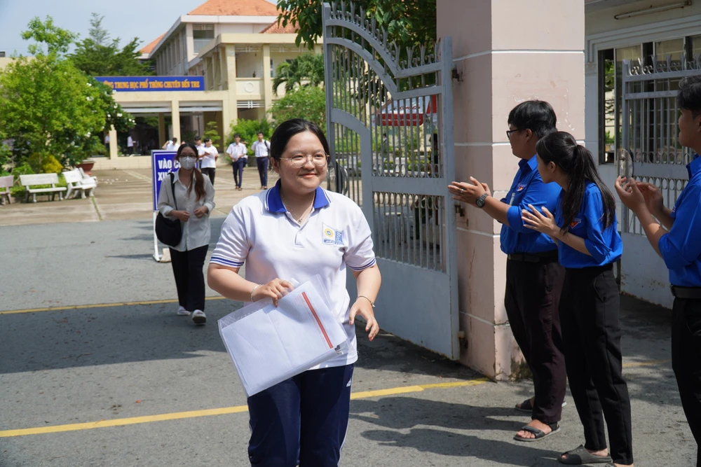 Em Nguyễn Thanh Thảo (lớp 12 chuyên Sinh, Trường THPT Chuyên Bến Tre) cho biết: “Đề thi môn Ngữ Văn sáng nay vừa sức, em làm bài cũng tương đối, điểm môn Ngữ Văn em ước cũng đạt trên trung bình”.