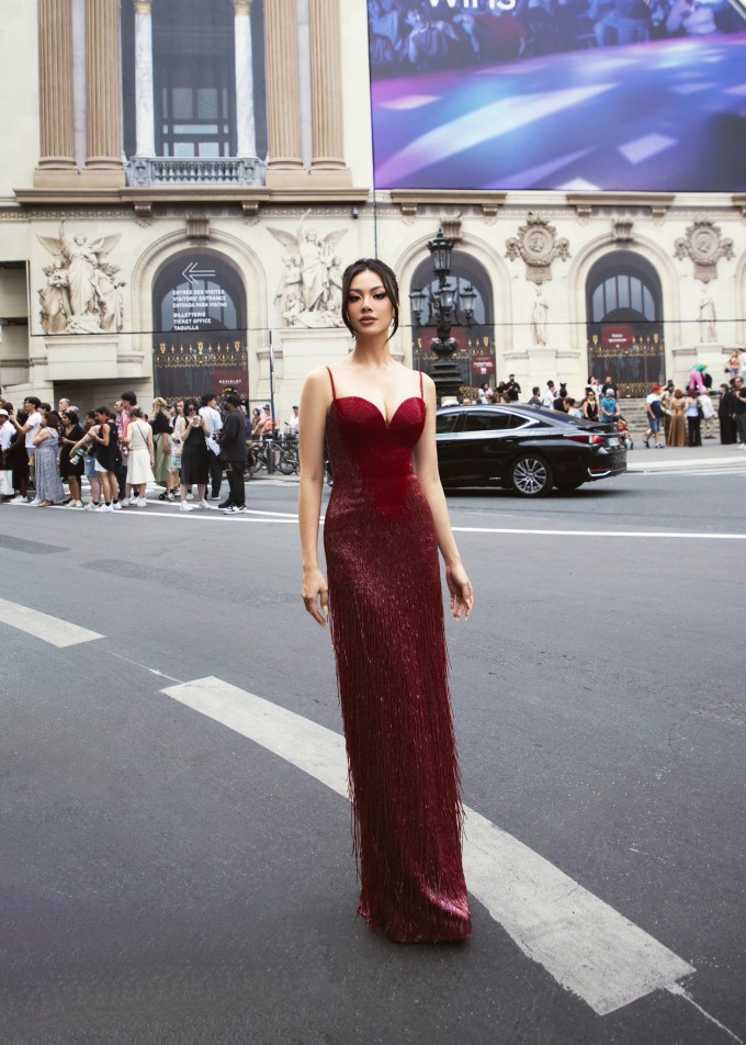 Kim Duyên diện trang phục của nhà mốt Việt dự show thời trang quốc tế. Ảnh: Nhân vật cung cấp