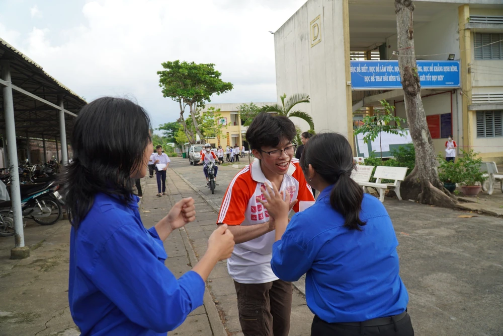 Tại điểm thi Bến Tre 2 tại Trường THPT Nguyễn Đình Chiểu, TP Bến Tre nhiều thí sinh tự tin hoàn thành đề Toán thi tốt nghiệp THPT với điểm khá. Ảnh: ĐÔNG HÀ