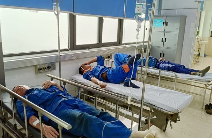 Các công nhân cấp cứu tại bệnh viện. Ảnh: Lê Tân