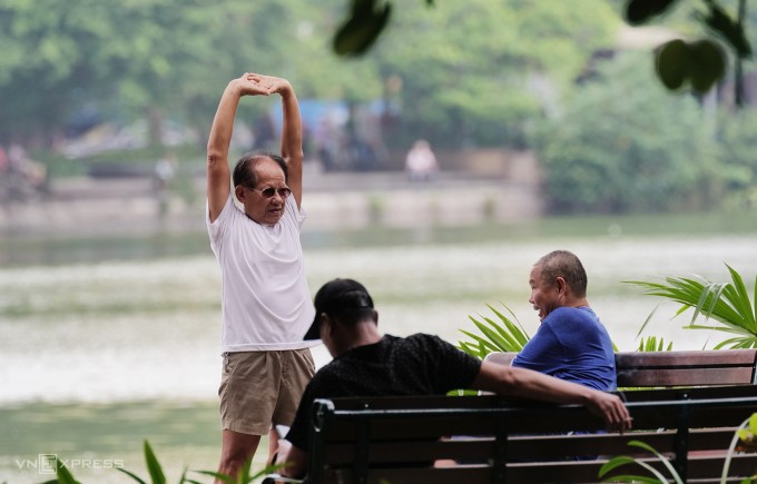 Người Hà Nội thư giãn bên Hồ Gươm, tháng 8/2023. Ảnh: Ngọc Thành