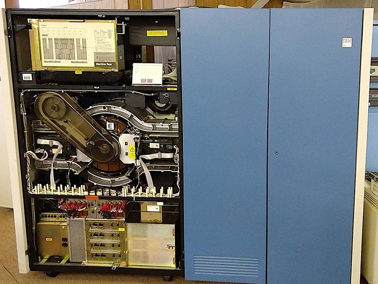 Chiếc tủ chứa IBM 3380.