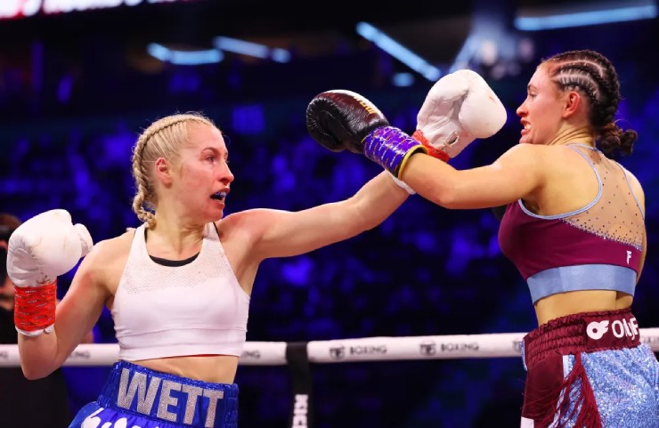 Grace (phải) là fan của CLB Aston Villa, từng thượng đài Boxing với Astrid Wett (trái)