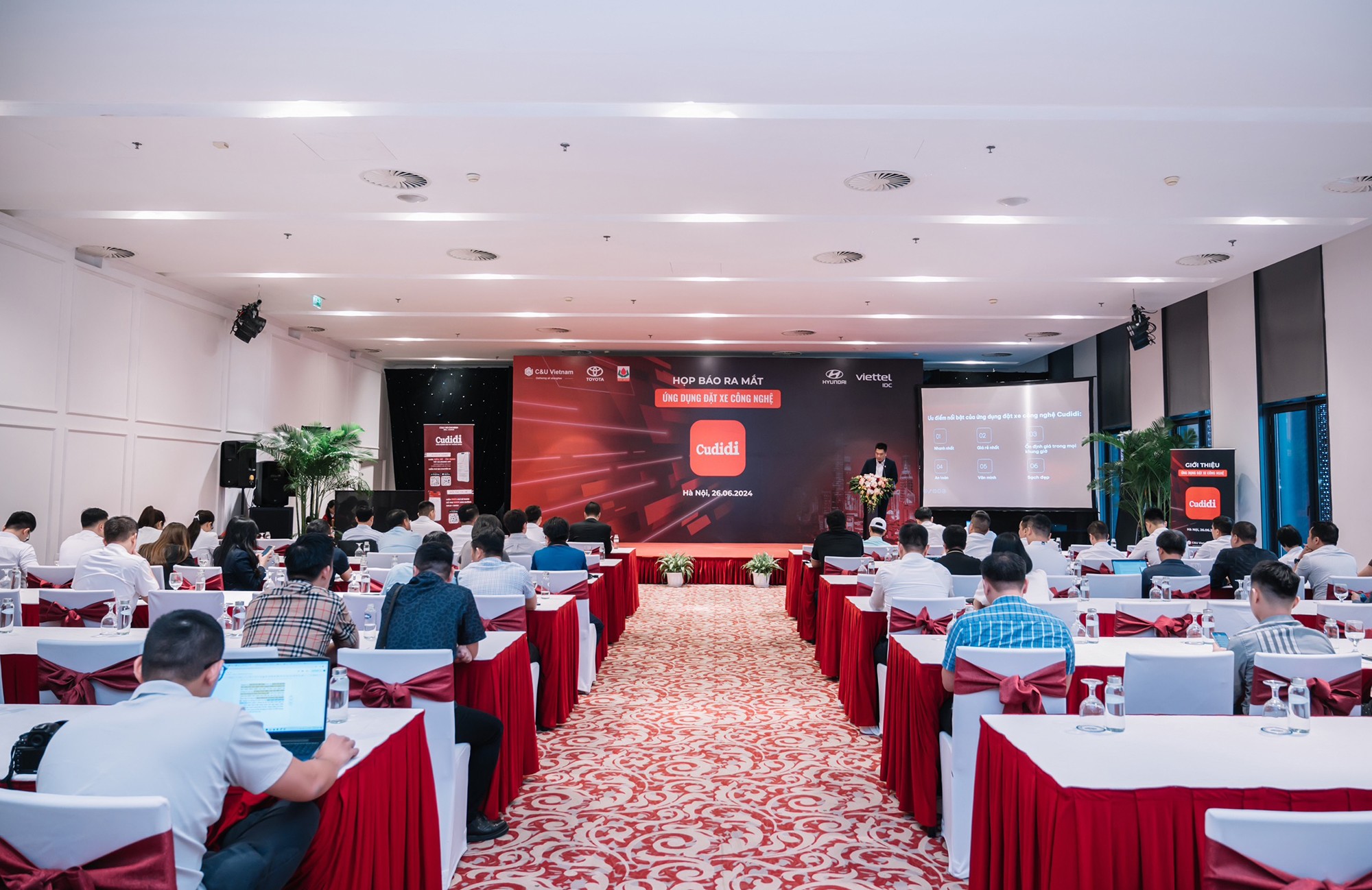 Overview of the press conference launching the Cudidi ride-hailing app at the National Convention Center (Hanoi) on June 26.