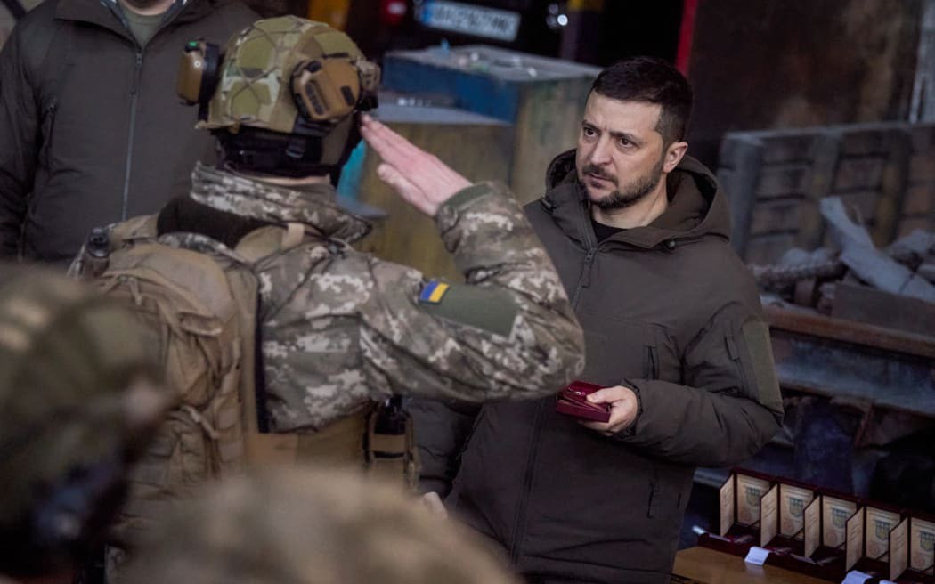 Ông Zelensky trong một chuyến thăm tới phía đông Ukraine. Ảnh: AFP