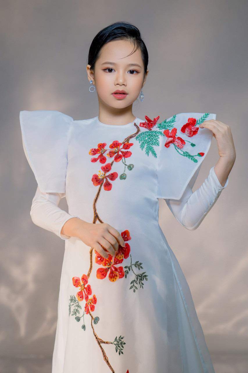 Á hậu nhí Hoàng Vân biểu diễn tại chung kết Mrs Earth Vietnam - 2
