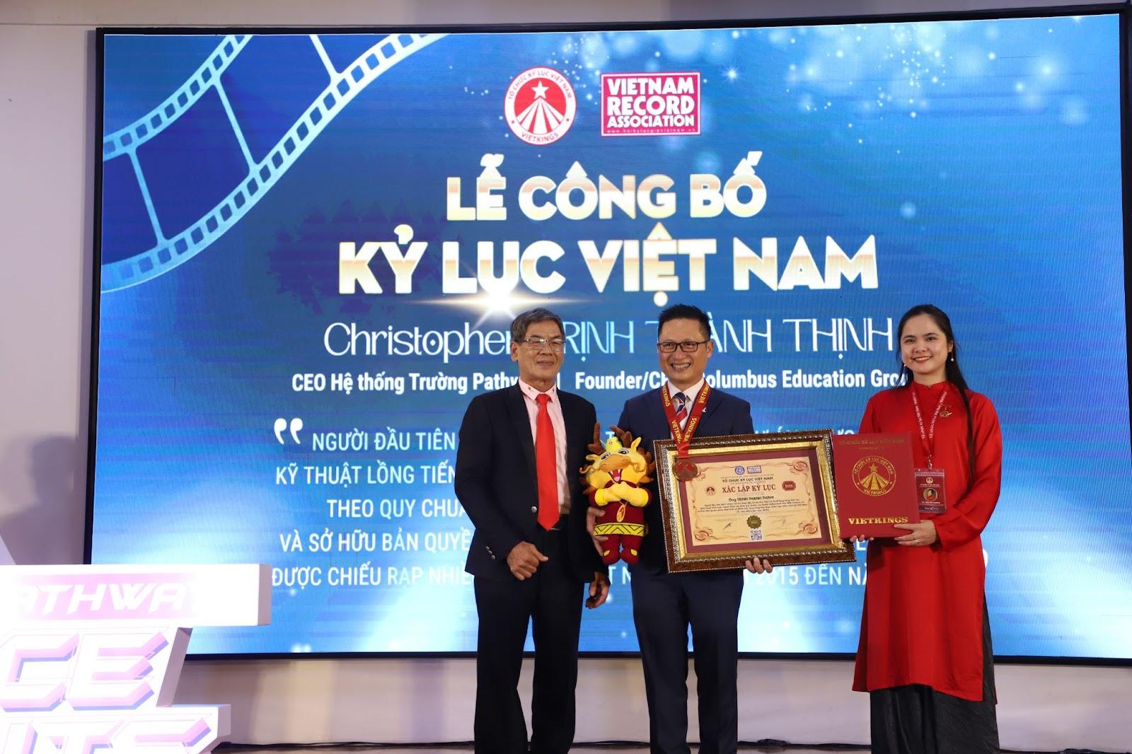 Luật gia Nguyễn Mạnh Qúy - Phó Viện trưởng Viện Sở hữu Trí tuệ Việt Nam, Thường trực Hội đồng Xác lập Tổ chức Kỷ lục Việt Nam (VietKings) và bà Trần Thu Phương đại diện trao bằng Kỷ lục Việt Nam đến ông Trịnh Thành Thịnh