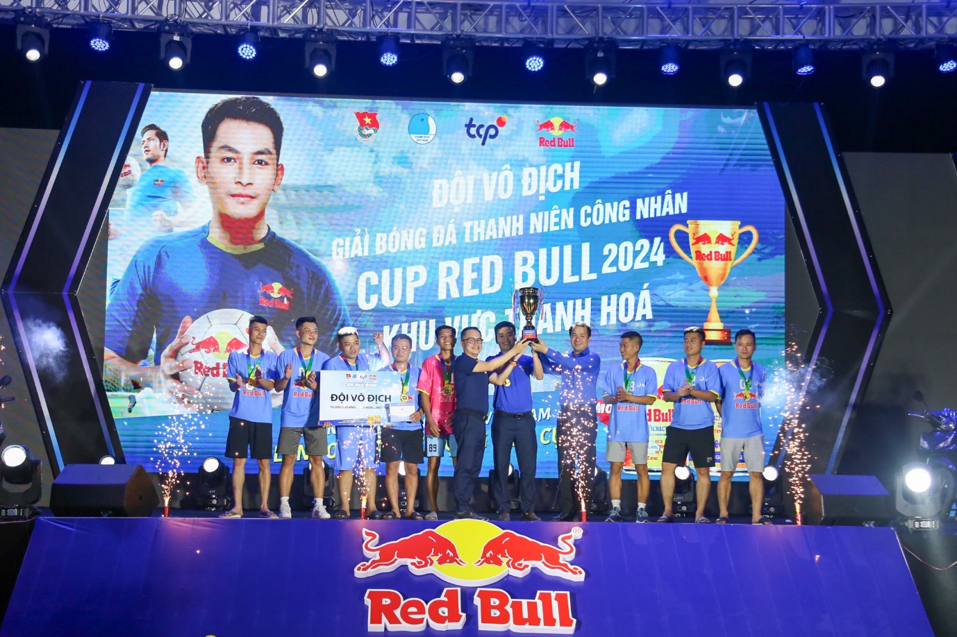 Ông Nguyễn Thanh Huân trao cúp cho đội bóng vô địch trong khuôn khổ Giải bóng đá thanh niên công nhân - Cup Red Bull 2024