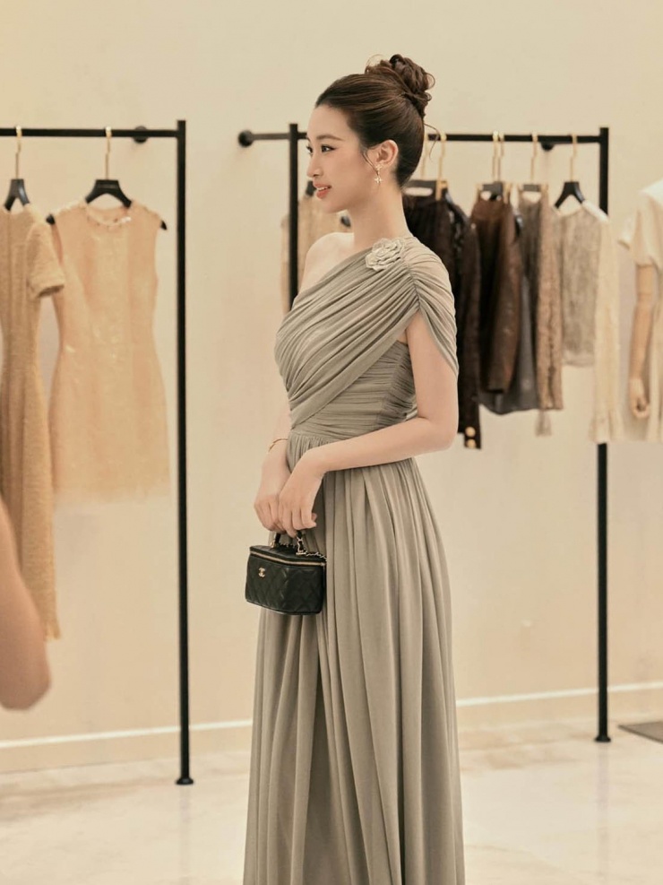 Người đẹp sinh năm 1996 tô điểm diện mạo bằng bông tai Louis Vuitton, vòng tay Bulgari và túi hộp Chanel nhỏ xinh.