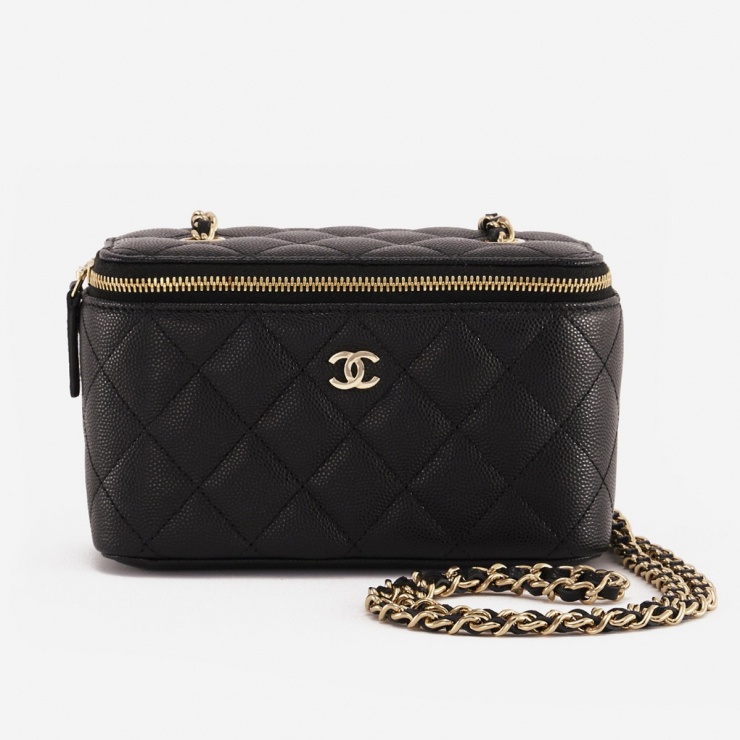 Đỗ Mỹ Linh hoàn thiện phong cách bằng mẫu túi hộp Chanel hơn 100 triệu đồng.