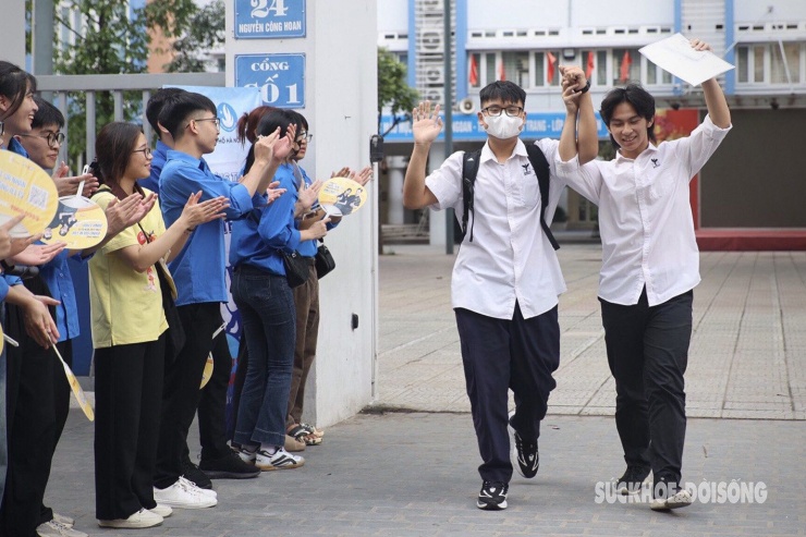 Nguyễn Tuấn Anh cho biết: "Nhìn chung đề thi không quá khó, bám sát đề minh họa của Bộ GD&amp;ĐT và sát với kiến thức thầy cô giáo đã dạy chúng em trên lớp. Tuy nhiên, đề thi có sự phân hóa rõ ràng, nhất là với môn Sinh học. Với em môn Sinh học khó nhất trong tổ hợp bài thi Khoa học tự nhiên. Đề dài và có sự phân loại thí sinh từ mức trung bình đến khá, giỏi. Với đề thi này, rất khó để đạt điểm tối đa. Em làm được hơn 80% môn Sinh. Các môn Vật lý, Hóa học em làm được nhiều hơn".