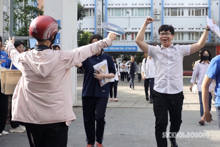 "Bài thi sáng nay em làm khá tốt, đặc biệt là môn Vật lý. Đề thi môn tổ hợp sát chương trình phổ thông và phân loại thí sinh. Nếu sức học xuất sắc mới làm hết và đạt điểm tối đa, còn khá giỏi thì trong khoảng 8 điểm. Nhưng để đạt điểm trung bình chỉ cần có kiến thức cơ bản cũng có thể "ăn" điểm. Dự đoán em được 7-8 điểm trở lên", thí sinh tại điểm thi THCS Nghĩa Tân chia sẻ.