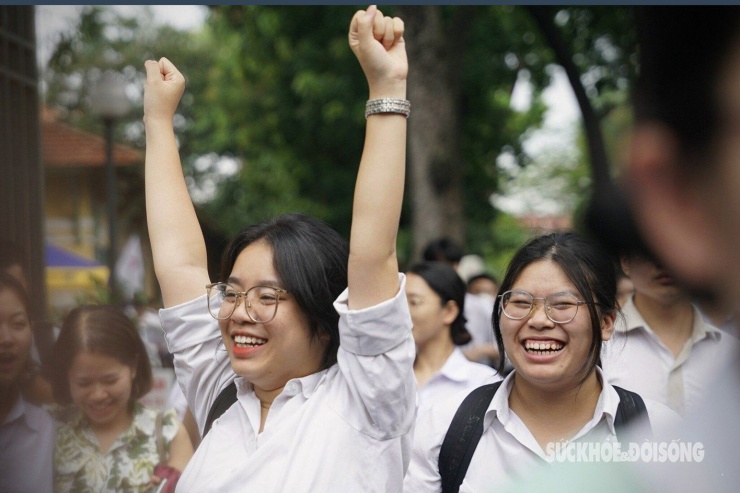 Các thí sinh đều có tâm trạng vui vẻ, thoái mái sau khi kết thúc môn thi tổ hợp vì đánh giá đề thi khá dễ dàng để vượt qua.