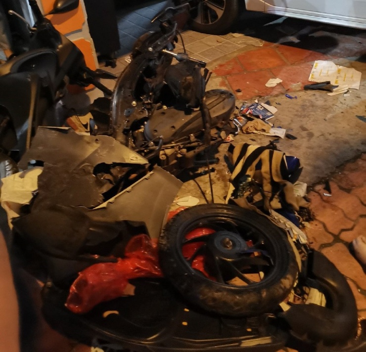 Một chiếc xe máy bị vỡ nát tại hiện trường sau khi bị ô tô tông vào. Ảnh: VTB