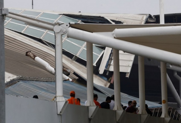 Hình ảnh khu vực sập mái vòm tại sân bay. Ảnh: Reuters