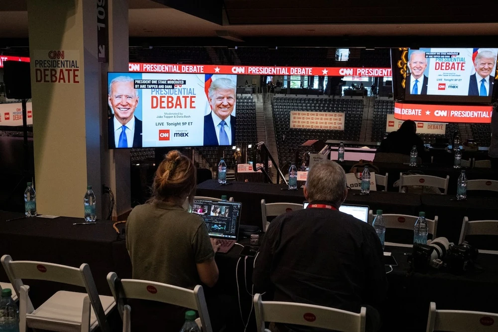 Đội ngũ truyền thông làm việc tại phòng họp báo ở McCamish Pavilion trong khuôn viên Viện Công nghệ Georgia (TP Atlanta, bang Georgia) trước cuộc tranh luận tổng thống đầu tiên giữa Tổng thống Mỹ Joe Biden và cựu Tổng thống Donald Trump hôm 28-6. Ảnh: REUTERS