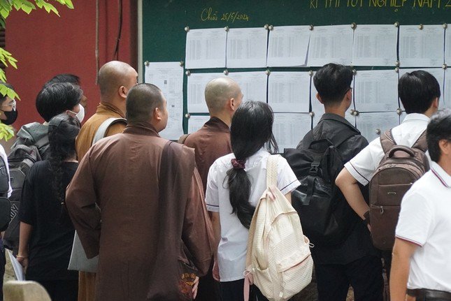 Tu sĩ Phật giáo xem phòng thi tại Huế