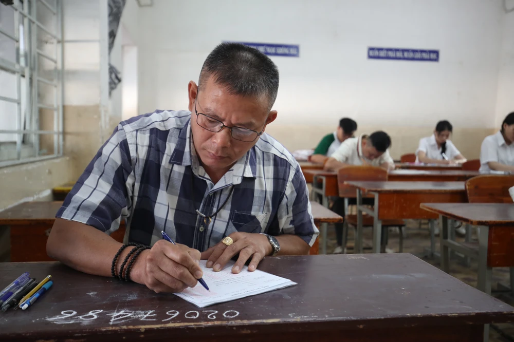 Anh Nguyễn Thế Tú, 48 tuổi dự thi tốt nghiệp THPT tại điểm thi Trường THPT Gò Vấp, quận Gò Vấp. Ảnh: VĐ