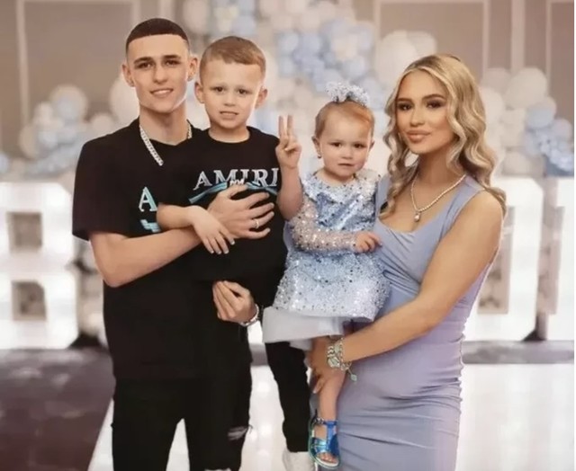 Phil Foden và bạn gái Rebecca Cooke khi mang thai bé thứ ba