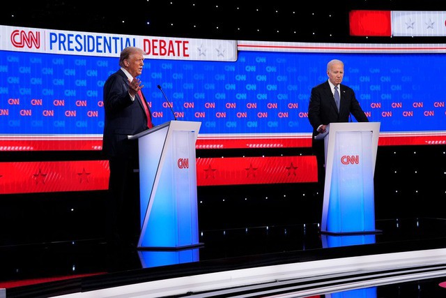 Tổng thống Joe Biden và cựu Tổng thống Donald Trump trên bục tranh luận hôm 28-6 (giờ Việt Nam). Ảnh: NBC