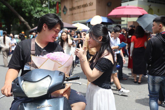 Hải Đăng trường Du lịch Hà Nội được bạn gái Hồng Nhung tặng hoa ngay cổng trường sau khi hoàn thành bài thi sáng nay.