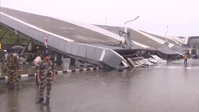 Hiện trường vụ sập mái tại sân bay quốc tế Indira Gandhi. Ảnh: ANI.