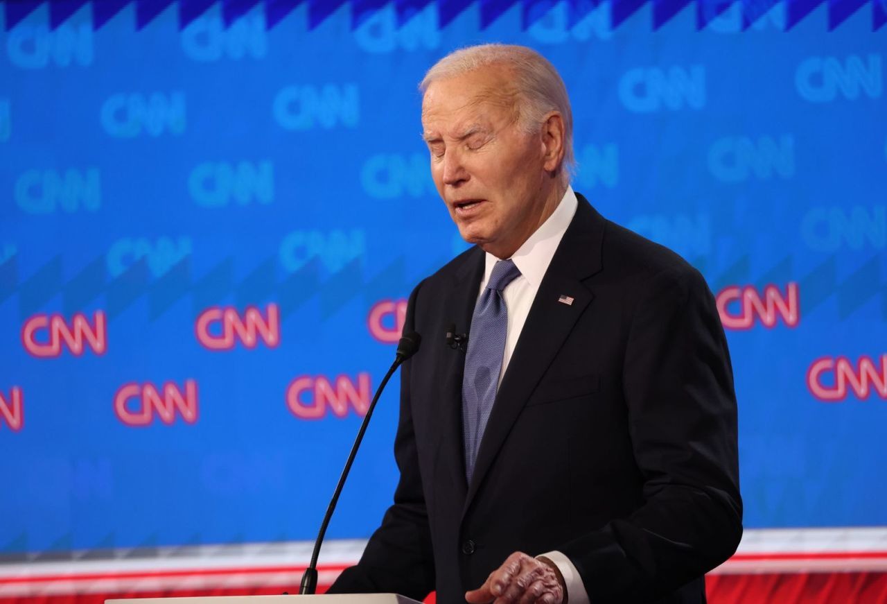 Ông Biden dường như gặp khó khăn ngay ở đầu cuộc tranh luận. Ảnh: CNN