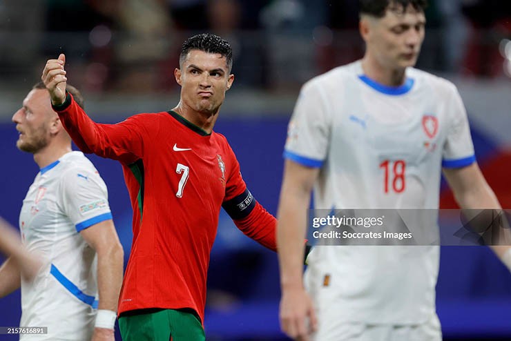 Bồ Đào Nha cần Ronaldo ghi bàn ở lại