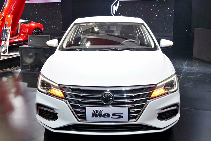 Xe sedan MG5 số sàn giảm giá mạnh tìm kiếm khách hàng mới - 1