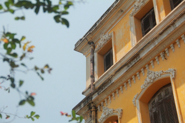 Đến Huế du lịch, nhiều du khách yêu thích tìm về những giá trị xưa cũ, hòa mình vào di tích cổ kính rêu phong, tìm hiểu về lịch sử và chiêm ngưỡng vẻ đẹp kiến trúc độc đáo...