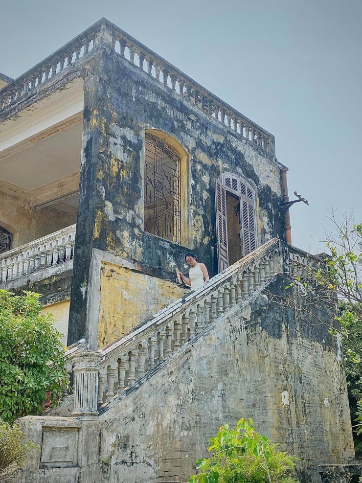 Tọa lạc bên dòng sông An Cựu, Cung An Định nằm trên con đường Phan Đình Phùng, TP Huế.
