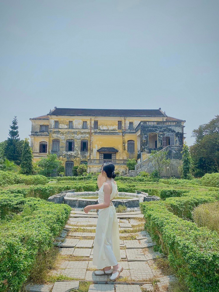 Họ thích thú và ấn tượng ngay với Cung An Định bởi vẻ đẹp cổ kính của công trình nổi tiếng này.