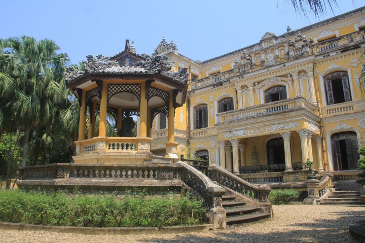 Vào năm 1917, vua Khải Định dùng tiền riêng để cải tạo phủ lại thành cung theo lối kiến trúc hiện đại. Đầu năm 1919, công việc xây dựng hoàn tất.